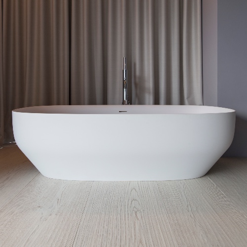 Home Wellness: vasca freestanding e posa specializzata parquet progettata da Arredo Jolly Interior Design
