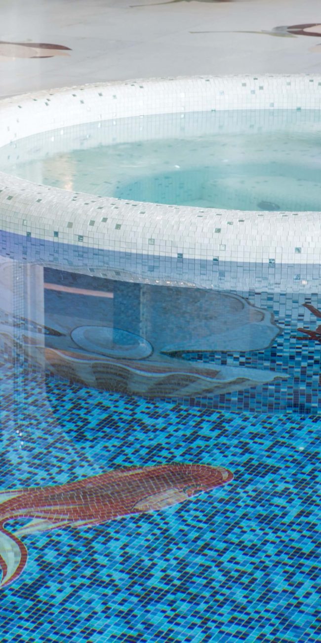 piscina con rivestimento a mosaico