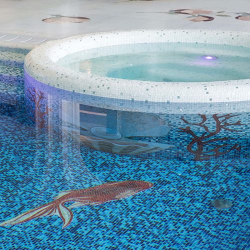 piscina con rivestimento a mosaico